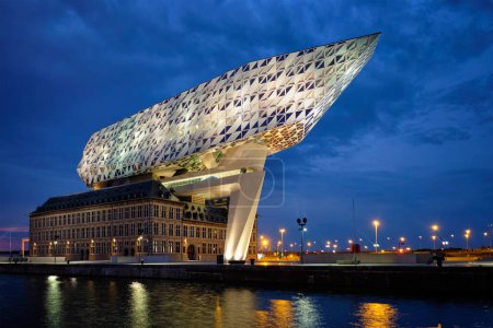 Téléchargez les photos : ANTWERP, BELGIQUE - 27 MAI 2018 : Maison de l'autorité portuaire (Porthuis) conçue par les célèbres architectes Zaha Hadid qui a été son dernier projet éclairé dans la nuit - en image libre de droit