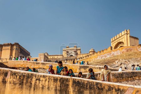 Foto de AMER, INDIA - 18 DE NOVIEMBRE DE 2012: Turistas indios visitan el fuerte de Amer (Ámbar), Rajastán, India. Amer Fort es famoso destino turístico y punto de referencia - Imagen libre de derechos