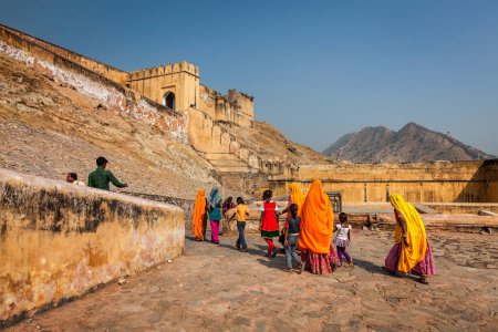 Téléchargez les photos : AMER, INDE - 18 NOVEMBRE 2012 : Visiteurs (femmes en tenue Rajasthani) se rendant au fort Amer (Ambre). Amer (près de Jaipur), Rajasthan, Inde - en image libre de droit