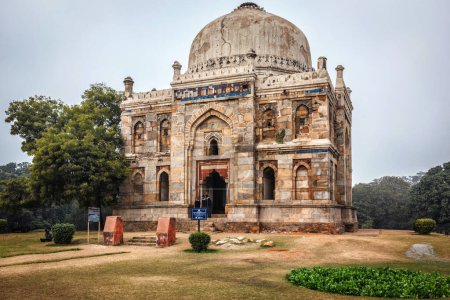 Foto de Delhi, India - 4 de enero de 2010: Mausoleo Sheesh Gumbad en Lodi Gardens, Nueva Delhi fue construido durante el reinado de Sikander Lodi en 1494 - Imagen libre de derechos