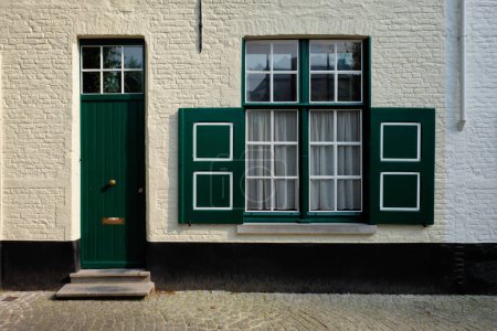 Téléchargez les photos : Porte et fenêtre d'une vieille maison, Bruges (Bruges), Belgique - en image libre de droit