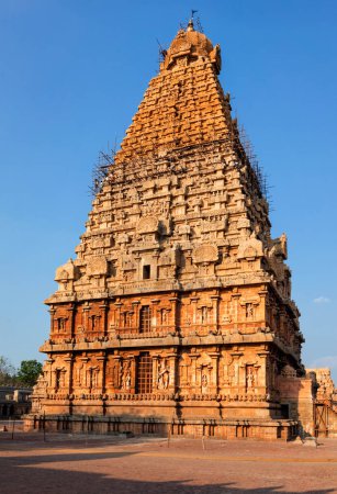 Foto de Famoso templo Brihadishwarar en Tanjore (Thanjavur), Tamil Nadu, India. Patrimonio de la Humanidad por la UNESCO y lugar de peregrinación religiosa Mayor de los Grandes Templos Vivos de Chola - Imagen libre de derechos