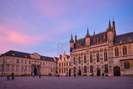 Téléchargez les photos : Mairie de Bruges Bâtiment Stadsbestuur à Bruges, Belgique le soir - en image libre de droit