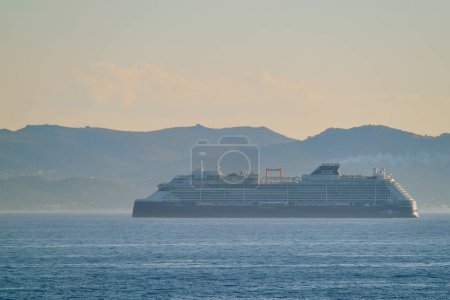 Foto de AEGEAN SEA, GRECIA - 30 DE MAYO DE 2019: Crucero en barco Borde de las líneas Celebrity en el mar Mediterráneo. Mar Egeo, Grecia - Imagen libre de derechos
