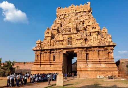 Téléchargez les photos : TANJORE, INDE - 26 MARS 2011 : Temple Brihadishwarar célèbre à Tanjore (Thanjavur), Tamil Nadu, Inde. Site du patrimoine mondial de l'UNESCO et site de pèlerinage religieux Les plus grands temples vivants du Chola - en image libre de droit