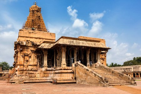 Foto de TANJORE, INDIA - 26 DE MARZO DE 2011: Famoso templo Brihadishwarar en Tanjore (Thanjavur), Tamil Nadu, India. Patrimonio de la Humanidad por la UNESCO y lugar de peregrinación religiosa Mayor de los Grandes Templos Vivos de Chola - Imagen libre de derechos