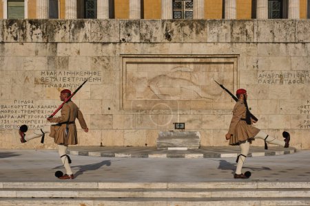 Foto de ATENAS, GRECIA - 20 DE MAYO DE 2010: Cambio de la guardia presidencial Evzones frente al Monumento del Soldado Desconocido cerca del Parlamento Griego, Plaza Syntagma, Atenea, Grecia - Imagen libre de derechos