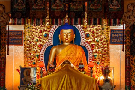 Téléchargez les photos : McLeodGanj, Inde - 25 septembre 2010 : Statue dorée du Bouddha Sakyamuni dans le temple de Tsuglagkhang. McLeod Ganj, Himachal Pradesh, Inde - en image libre de droit