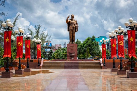 Téléchargez les photos : CAN THO, VIETNAM - 12 JUIN 2011 : Statue de Ho Chi Minh, Can Tho, Vietnam. - en image libre de droit