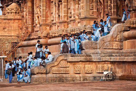 Foto de TANJORE, INDIA - 26 de marzo de 2011: Niños de la escuela visitan el famoso Templo Brihadishwarar en Tanjore Thanjavur, Tamil Nadu. Uno de los grandes templos vivos de Chola - Patrimonio de la Humanidad por la UNESCO - Imagen libre de derechos