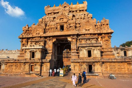 Téléchargez les photos : TANJORE, INDE - 26 MARS 2011 : Personnes visitant le célèbre temple Brihadishwarar à Tanjore (Thanjavur), Tamil Nadu, Inde. Site du patrimoine mondial de l'UNESCO et site religieux important - en image libre de droit