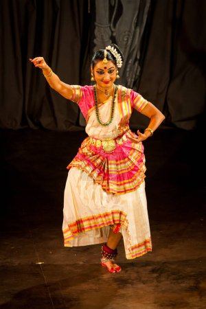 Foto de CHENNAI, INDIA - 12 DE DICIEMBRE DE 2009: Danza Mohiniattam interpretada por una exponente femenina en Chennai, India. Mohiniattam es una forma clásica de danza india originaria del estado de Kerala. - Imagen libre de derechos