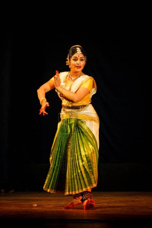 Téléchargez les photos : CHENNAI, INDE - 31 AOÛT 2009 : Bharata Natyam (Bharatanatyam - danse classique indienne) à Chennai, Tamil Nadu, Inde. Exposant joue personnage Draupadi de Mahabharata épique - en image libre de droit