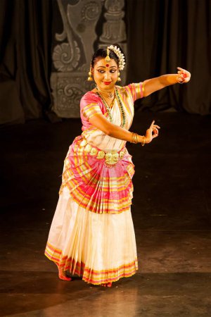 Téléchargez les photos : CHENNAI, INDE - 12 DÉCEMBRE 2009 : Danse Mohiniattam exécutée par une représentante féminine à Chennai, en Inde. Mohiniattam est une forme de danse classique indienne originaire de l'État du Kerala - en image libre de droit
