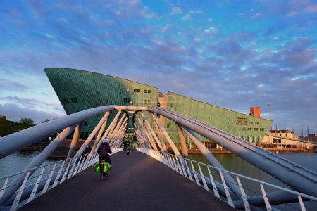 Téléchargez les photos : AMSTERDAM, PAYS-BAS - 9 MAI 2017 : NEMO Science museum and Mr. J.J. van der Veldebrug bridge. C'est le plus grand centre scientifique des Pays-Bas avec plus de 500000 visiteurs par an. - en image libre de droit