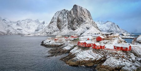 Téléchargez les photos : Panorama de la célèbre attraction touristique Hamnoy village de pêcheurs sur les îles Lofoten, Norvège avec des maisons de rorbu rouge en hiver - en image libre de droit