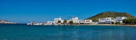 Foto de Panorama de la playa y pueblo pesquero de Pollonia con barcos de pesca en el mar. Pollonia, isla de Milos, Grecia. Sartén de cámara horizontal - Imagen libre de derechos