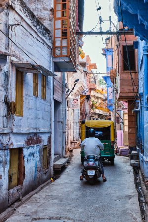 Téléchargez les photos : Jodhpur, Inde - 13 novembre 2019 : Trafic routier dans la rue indienne. Moto et pousse-pousse automatique sont des options de transport très courantes en Inde. Jodhpur, Rajasthan, Inde - en image libre de droit