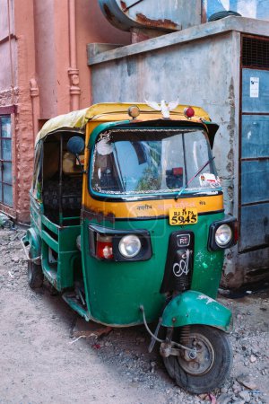 Téléchargez les photos : Jodhpur, Inde - 13 novembre 2019 : Le tuk tuk à pousse-pousse automatique dans la rue indienne est une option de transport très courante en Inde utilisée comme taxi. Jodhpur, Rajasthan, Inde - en image libre de droit