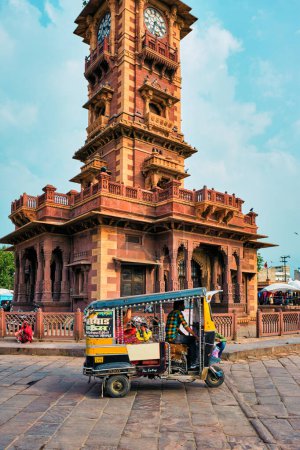 Téléchargez les photos : Jodhpur, Inde - 14 novembre 2019 : Trafic dans la rue indienne du marché de Sadar près de la tour de l'horloge Ghanta Ghar. Jodhpur, Rajasthan, Inde - en image libre de droit