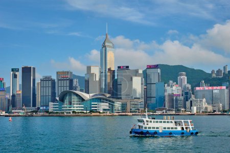 Téléchargez les photos : Hong Kong, Chine - 1er mai 2018 : gratte-ciel du centre-ville de Hong Kong au-dessus du port de Victoria au coucher du soleil. Hong Kong, Chine - en image libre de droit