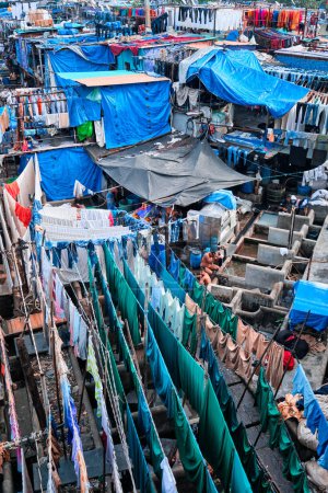 Téléchargez les photos : MUMBAI, INDE - 31 OCTOBRE 2019 : Dhobi Ghat Mahalaxmi Dhobi Ghat est un lavoir de laverie en plein air à Mumbai, en Inde, avec séchage à la lessive sur cordes. Maintenant signature attractions touristiques emblématiques de Mumbai - en image libre de droit