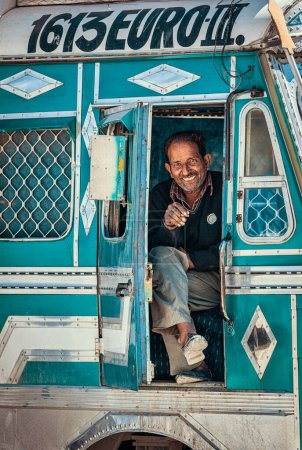 Téléchargez les photos : SARCHU, INDE - 2 SEPTEMBRE 2011 : Conducteur dans un camion indien sur la route Manali-Leh dans l'Himalaya au Ladakh, Inde - en image libre de droit