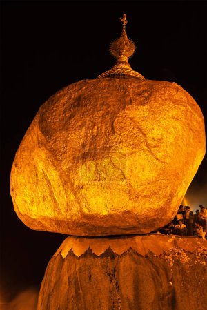 Téléchargez les photos : KYAIKTIYO, MYANMAR - 4 JANVIER 2014 : Personnes adorant à Golden Rock - Pagode Kyaiktiyo - célèbre monument du Myanmar, site de pèlerinage bouddhiste et attraction touristique, Myanmar - en image libre de droit