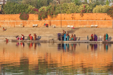 Téléchargez les photos : UJJAIN, INDE - 25 AVRIL 2011 : Les gens se baignent et lavent leurs vêtements le matin sur les ghats de la rivière sainte Kshipra. Shipra est l'un des fleuves sacrés de l'hindouisme - en image libre de droit