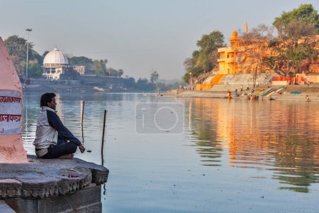 Téléchargez les photos : UJJAIN, INDE - 25 AVRIL 2011 : Homme méditant le matin sur les ghats de la rivière sainte Kshipra. Shipra est l'un des fleuves sacrés de l'hindouisme - en image libre de droit