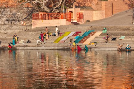 Téléchargez les photos : UJJAIN, INDE - 25 AVRIL 2011 : Les gens se baignent et lavent leurs vêtements le matin sur les ghats de la rivière sainte Kshipra. Shipra est l'un des fleuves sacrés de l'hindouisme - en image libre de droit