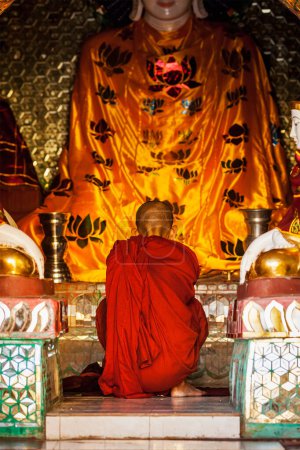 Foto de YANGON, MYANMAR - 3 DE ENERO DE 2014: Monje budista rezando en la pagoda Shwedagon Paya. Yangón, Myanmar - Imagen libre de derechos