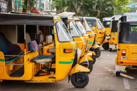 Téléchargez les photos : CHENNAI, INDE - 25 JUILLET 2009 : Des pousse-pousse indiens dans la rue. pousse-pousse automatique (souvent appelés autos) fournissent un transport bon marché et efficace dans de nombreuses villes indiennes et utilisé au lieu de taxi - en image libre de droit