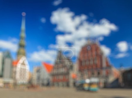 Téléchargez les photos : Fond flou et déconcentré de la ville européenne - Riga Town Hall Square, House of the Blackheads et St. Peter's Church, Riga, Lettonie - en image libre de droit