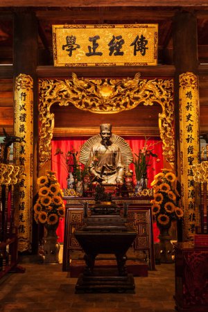 Téléchargez les photos : HANOI, VIETNAM - 11 JUIN 2011 : Statue de Confucius au Temple de la Littérature. Ce temple est dédié à Confucius, sages et savants - en image libre de droit