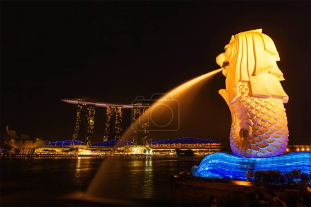 Téléchargez les photos : SINGAPOUR - 1er JANVIER 2014 : Vue de nuit de Singapour Merlion à Marina Bay et Marina Bay Sand complex. Merlion est une icône touristique bien connue, mascotte et personnification nationale de Singapour - en image libre de droit