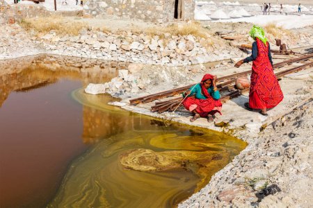 Téléchargez les photos : SAMBHAR, INDE - 19 NOVEMBRE 2012 : Des femmes extraient du sel au lac Sambhar, Rajasthan, Inde. Sambhar Salt Lake est le plus grand lac salé intérieur de l'Inde - en image libre de droit