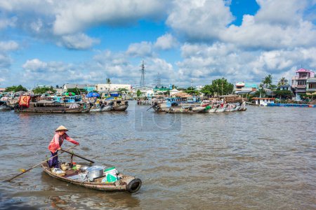 Foto de CAN THO, VIETNAM - 4 DE JUNIO DE 2011: Personas no identificadas en el mercado flotante en el delta del río Mekong. Los mercados Cai Rang y Cai Be son mercados centrales en el delta y se convirtieron en un popular destino turístico. - Imagen libre de derechos