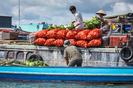 Téléchargez les photos : CAN THO, VIETNAM - 4 JUIN 2011 : Personnes non identifiées au marché flottant dans le delta du Mékong. Les marchés de Cai Rang et Cai Be sont des marchés centraux dans le delta et sont devenus une destination touristique populaire - en image libre de droit