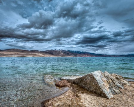 Foto de Imagen de alta gama dinámica (hdr) del lago de montaña del Himalaya en Himalaya Tso Moriri (nombre oficial: Reserva de Conservación de Humedales de Tsomoriri), Korzok, área de Changthang, Ladakh, Jammu y Cachemira, India - Imagen libre de derechos