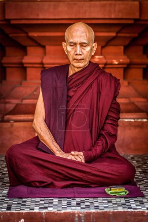 Foto de YANGON, MYANMAR - 3 DE ENERO DE 2014: Monje budista asceta meditando en la pagoda Shwedagon Paya - Imagen libre de derechos