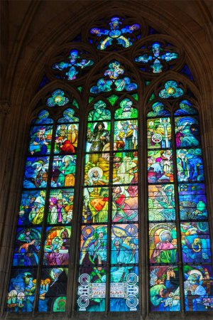Foto de PRAGA, REPÚBLICA CHECA - 27 DE ABRIL DE 2012: Vidriera diseñada por el famoso pintor checo Alfons Mucha en la catedral de San Vito en Praga, República Checa - Imagen libre de derechos