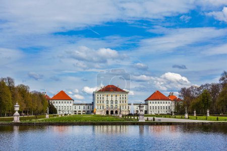 Foto de Grand Parterre y la vista trasera del Palacio de Nymphenburg. Munich, Baviera, Alemania - Imagen libre de derechos