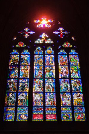Foto de PRAGA, REPÚBLICA CHECA - 27 DE ABRIL DE 2012: Vidriera diseñada por el famoso pintor checo Alfons Mucha en la catedral de San Vito en Praga, República Checa - Imagen libre de derechos