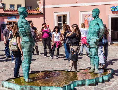 Téléchargez les photos : PRAGUE, RÉPUBLIQUE TCHÈQUE - 28 AVRIL 2012 : Bizarre pipi hommes sculpture de David Cerny à Prague, République tchèque entouré de touristes - en image libre de droit