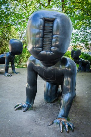 Foto de PRAGA, REPÚBLICA CHECA - 28 DE ABRIL DE 2012: Extraña escultura de bebé arrastrándose por David Cerny en Praga, República Checa - Imagen libre de derechos