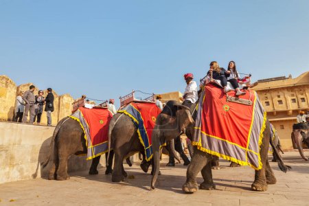 Téléchargez les photos : JAIPUR, INDE - 18 NOVEMBRE 2012 : Les touristes chevauchant des éléphants dans le fort d'Amber, Rajasthan, Elephant ride est un divertissement populaire pour les touristes en Inde - en image libre de droit