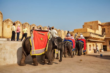 Téléchargez les photos : JAIPUR, INDE - 18 NOVEMBRE : Les touristes chevauchant des éléphants dans le fort d'Amber, Rajasthan, Elephant ride est un divertissement populaire pour les touristes en Inde - en image libre de droit