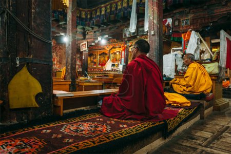 Foto de THIKSEY, INDIA - 4 DE SEPTIEMBRE DE 2011: Monjes budistas tibetanos durante la oración en Thiksey gompa (monasterio budista) de la secta Sombrero Amarillo (Gelugpa) - la gompa más grande en el centro de Ladakh - Imagen libre de derechos