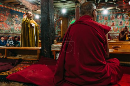 Foto de THIKSEY, INDIA - 4 DE SEPTIEMBRE DE 2011: Monjes budistas tibetanos durante la oración en Thiksey gompa (monasterio budista) de la secta Sombrero Amarillo (Gelugpa) - la gompa más grande en el centro de Ladakh - Imagen libre de derechos